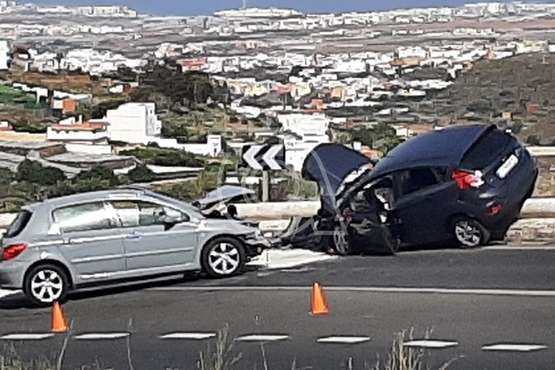  Fuerte colisión frontal entre dos vehículos en la carretera de Telde a Valsequillo/TA.